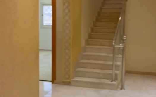 فيلا مبنية ومؤسسة للبيع في حي الصفا – 20 غرفة على أرض 1,146م² بواجهتين وفرص استخدام متعددة!